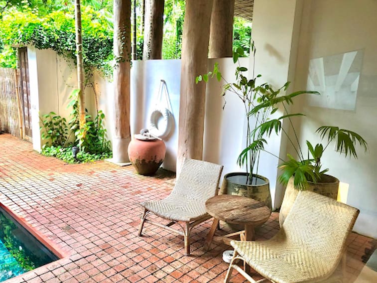 Ruang Tamu Terbuka di Taman Rumah