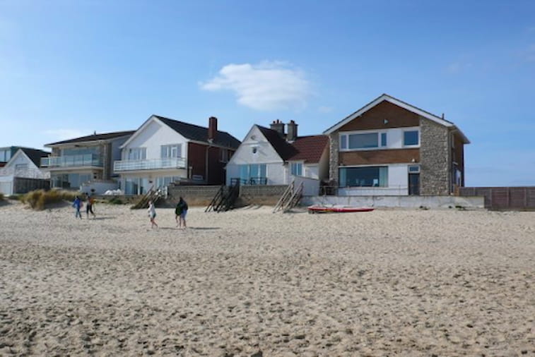 Rumah Atap Segitiga di Pantai