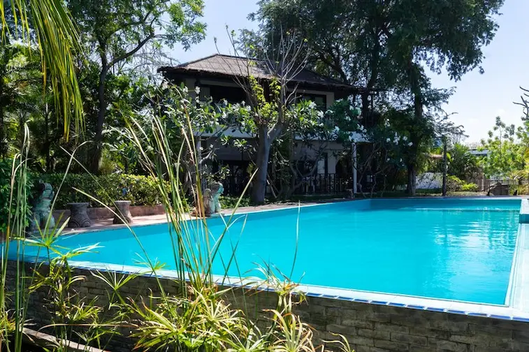 Rumah Joglo dengan Kolam Renang