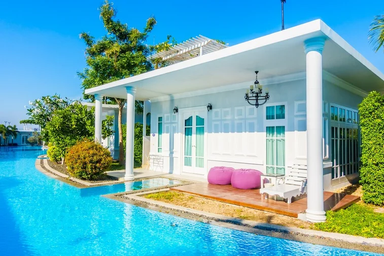 Rumah Leter L dengan Kolam Renang