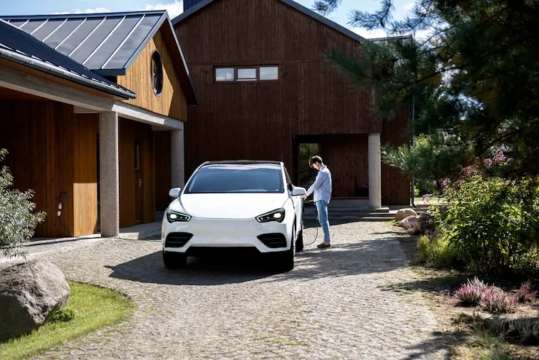 Rumah dengan Desain Carport Luas