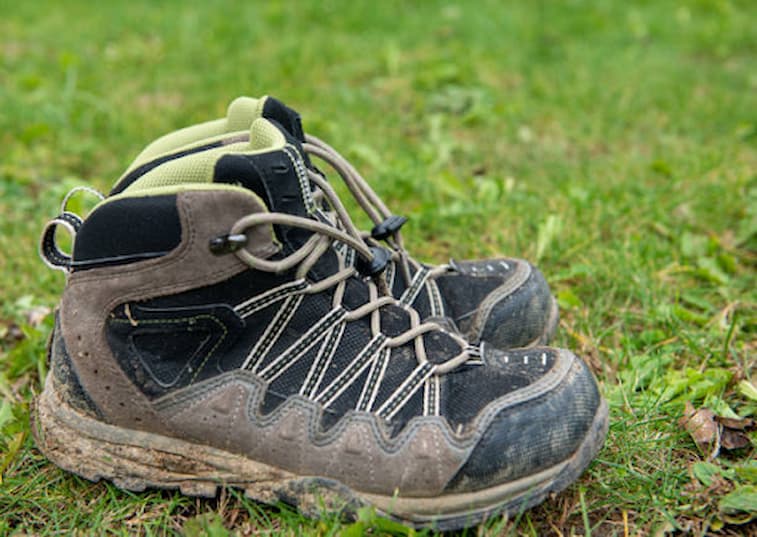 Sepatu dengan Sol Karet Anti-Slip