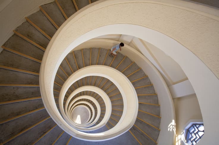 Tangga Spiral di Tengah Rumah