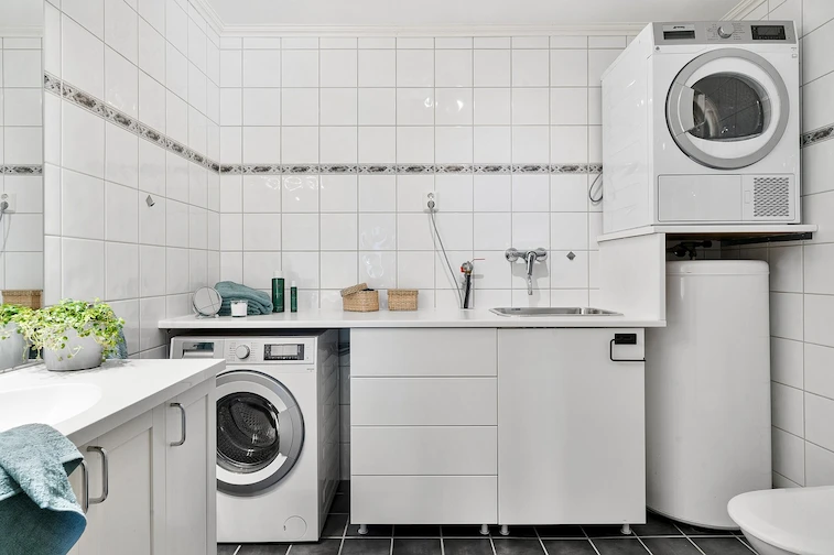 Tempat Cuci Baju dengan Pintu Belakang
