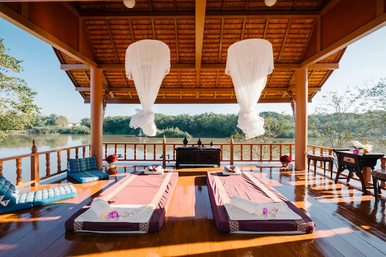 Teras Ruang Tamu Outdoor Mewah ala Resort