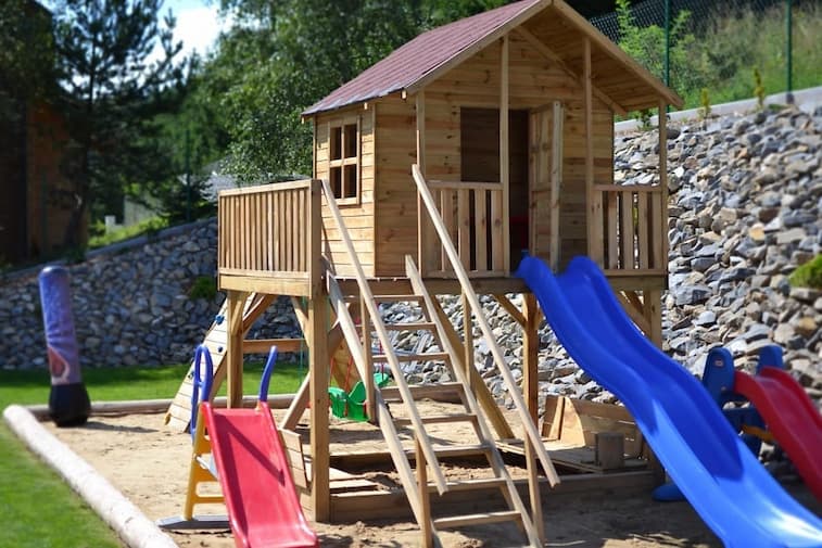 Teras dengan Tempat Bermain