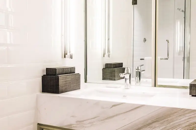 Kamar Mandi dengan Cermin Besar