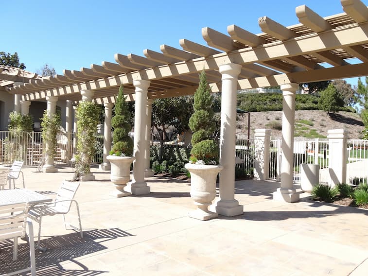 Model Tiang Kayu dengan Pergola